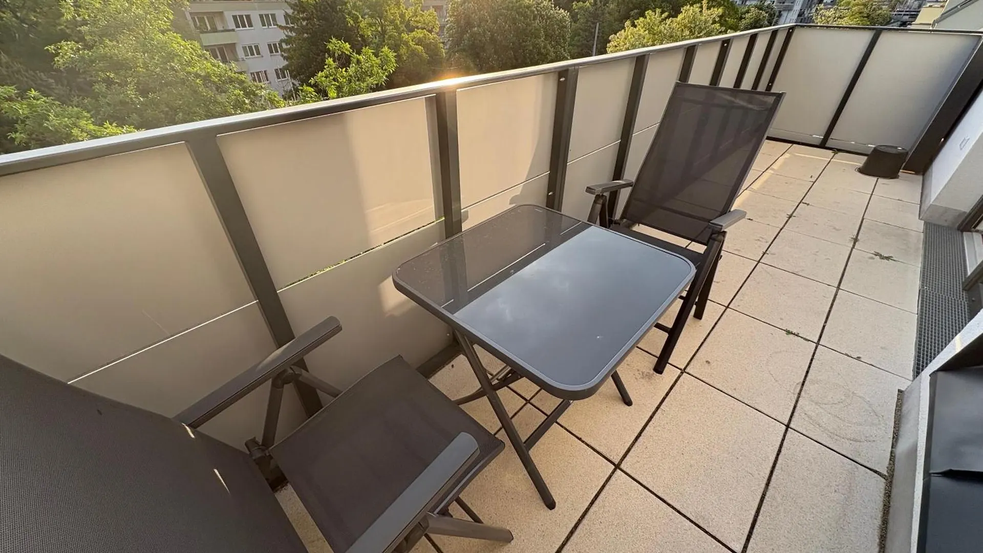 Rooftop Modern Apartment With Free Parking location